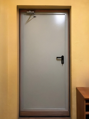 Дверь с доводчиком