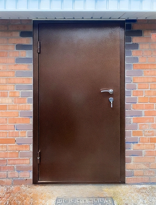 Коричневая металлическая дверь