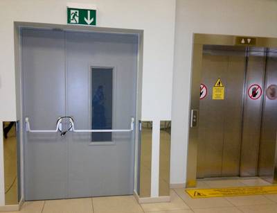 Противопожарные двери в лифтовом холле