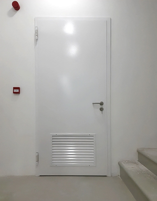 Белая дверь с вентрешеткой