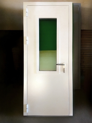Белая дверь со стеклом