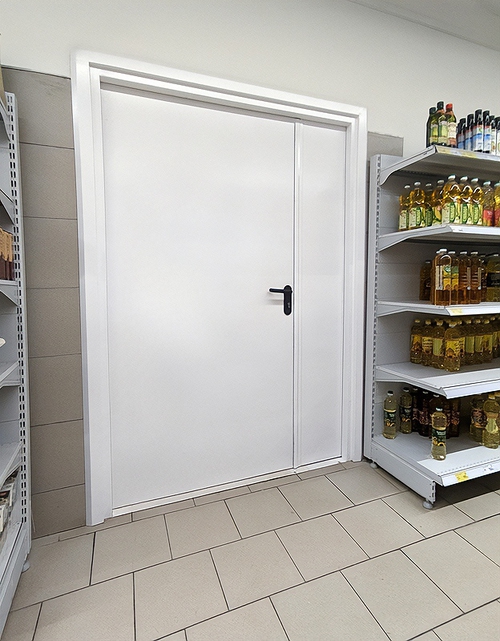 Белая дверь в магазине