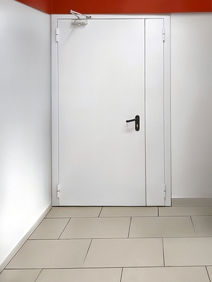 Белая дверь в супермаркете Белая дверь в супермаркете