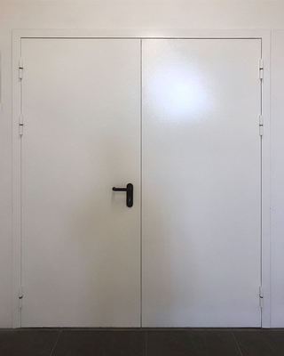 Белая двустворчатая дверь