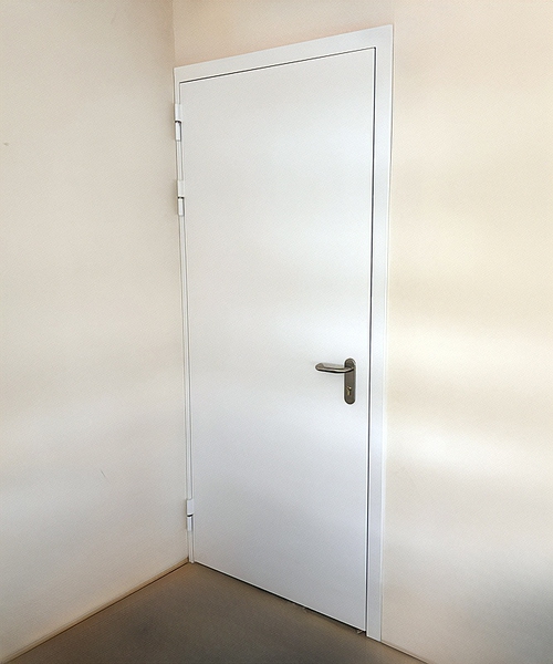 Белая одностворчатая дверь