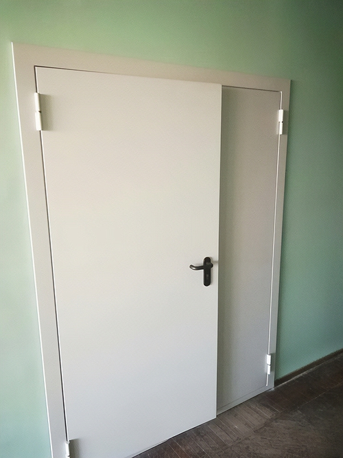 Белая полуторная дверь