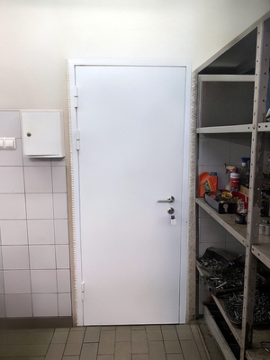 Белая стальная дверь