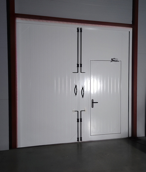 Белые огнеупорные ворота с калиткой