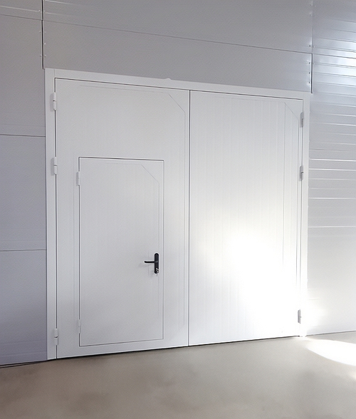 Белые огнеупорные ворота с калиткойБелые огнеупорные ворота с калиткой