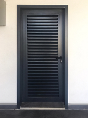 Черная дверь с жалюзи