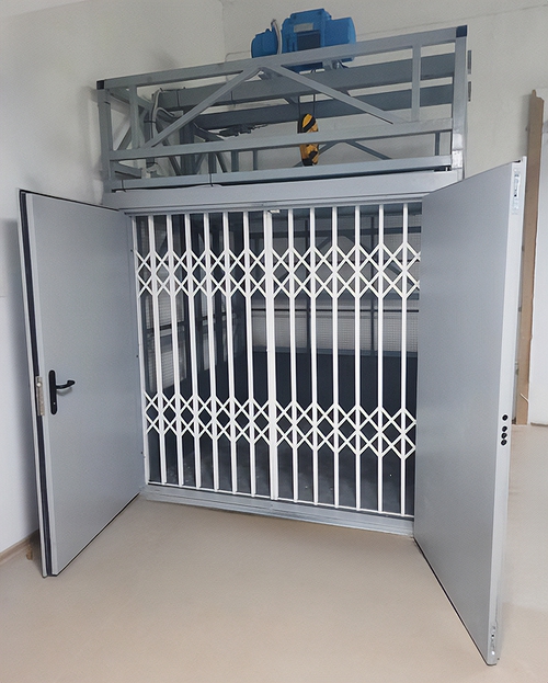 Дверь для погрузочного лифта