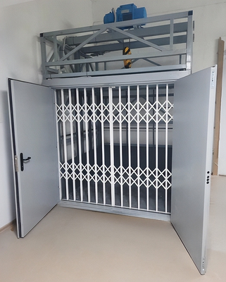 Дверь для погрузочного лифта