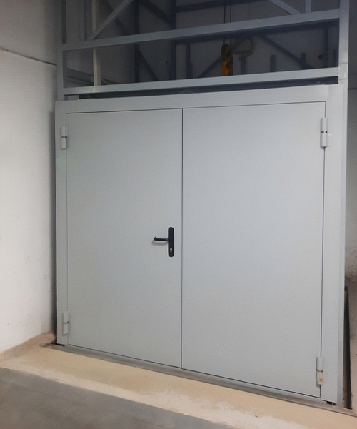 Дверь для погрузочного лифта