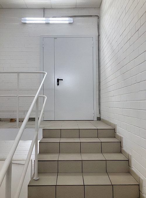 Дверь на этаж