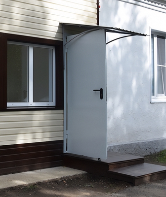 Дверь на уличном выходе