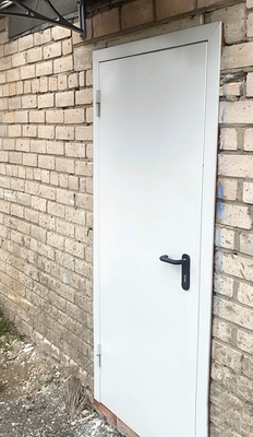 Дверь на уличном выходе