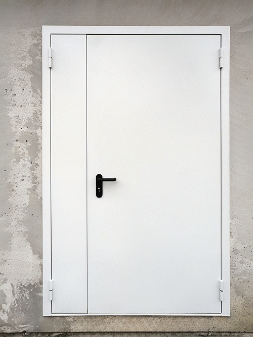 Дверь полуторной конструкции