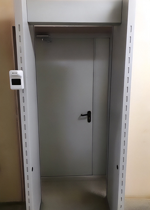 Дверь с доводчиком