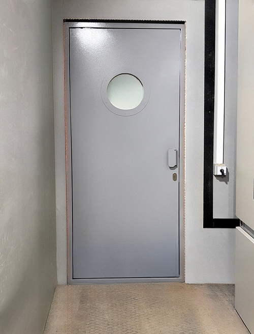 Дверь с круглым окном