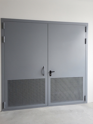 Дверь с отверстиями Дверь с отверстиями