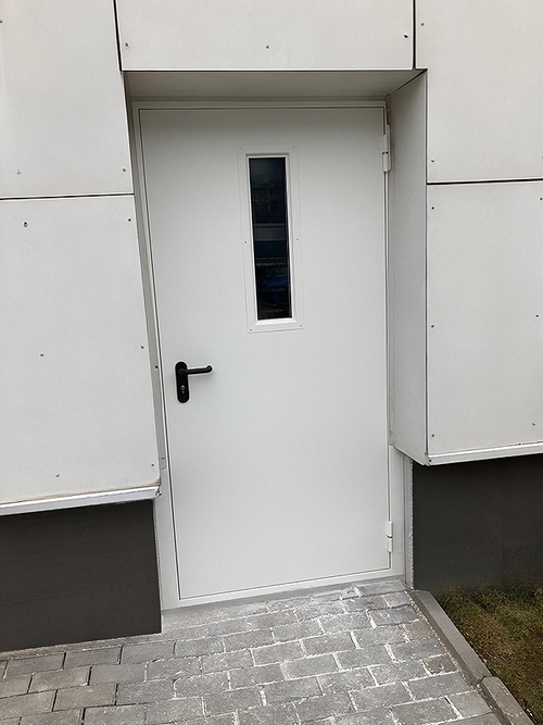 Дверь с узким стеклом