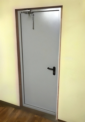 Дверь серого цвета с доводчиком