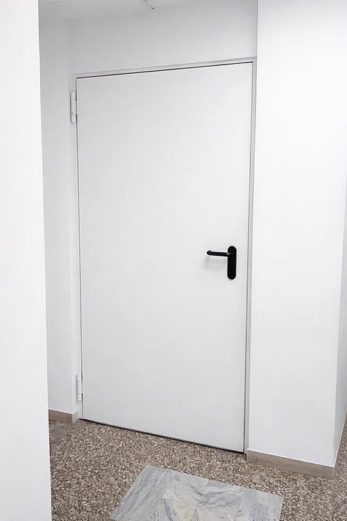 Дверь в комнату персонала