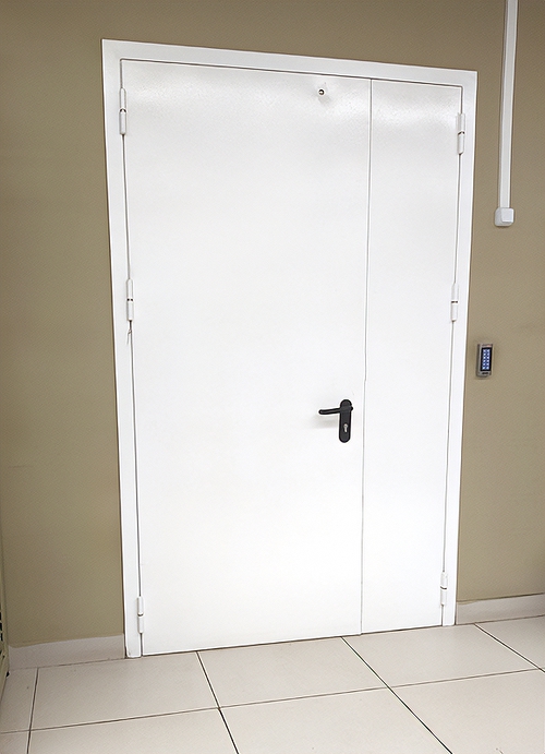 Дверь в магазине одежды