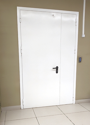 Дверь в магазине одежды