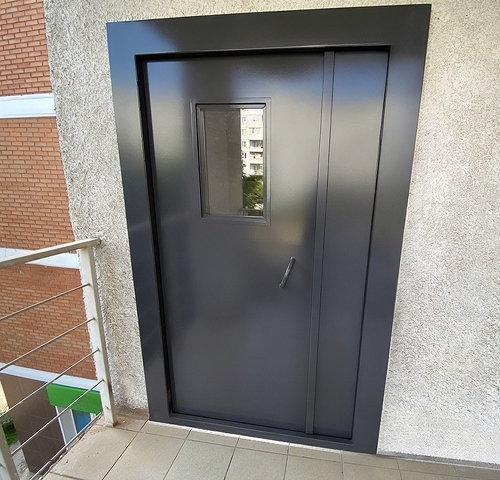 Дверь в МКД с окном