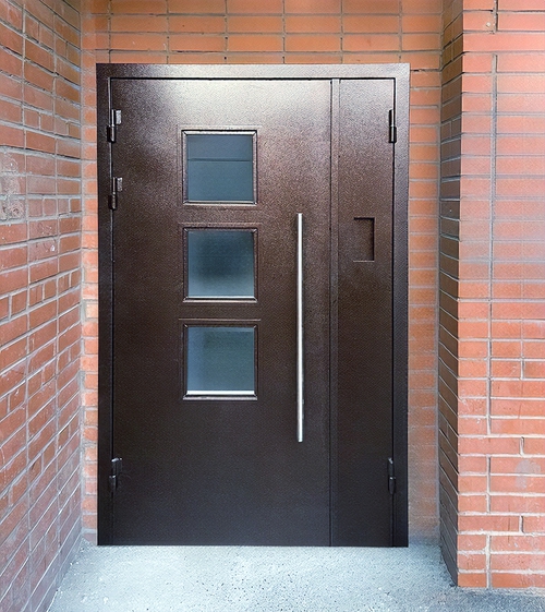 Дверь в подъезд с остеклением