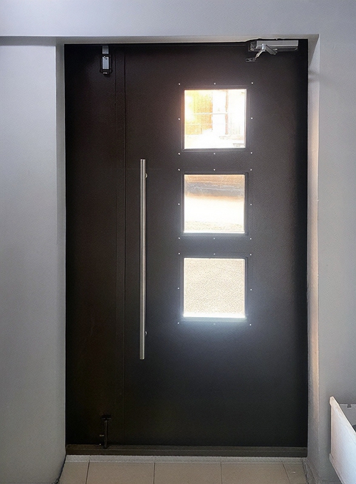 Дверь в подъезд с остеклением