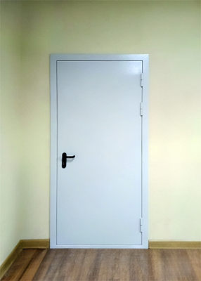 Дверь в помещении