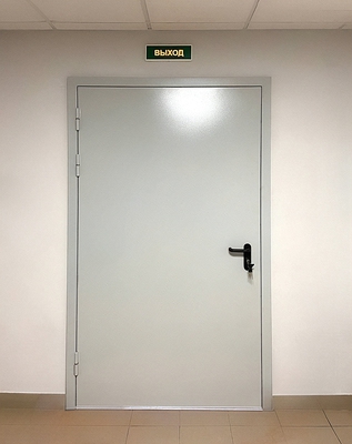 Дверь в спорткомплексе
