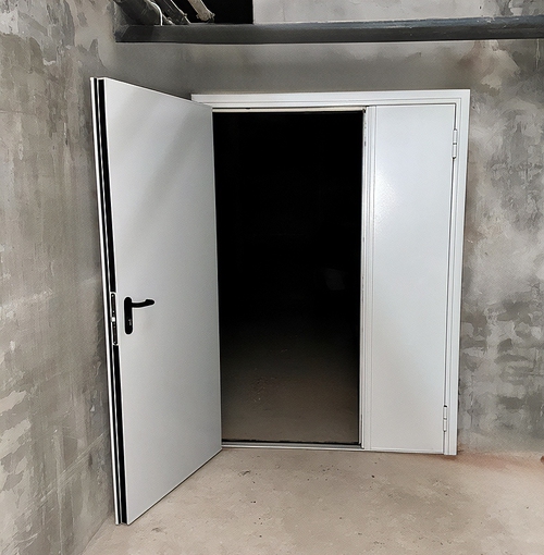 Дверь в строящемся здании