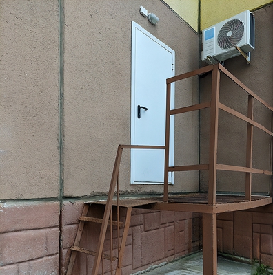 Дверь в здании жилого дома