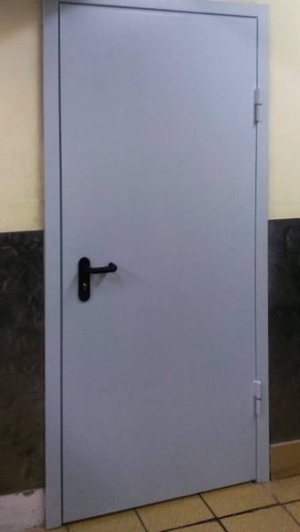 Техническая дверь в туалет