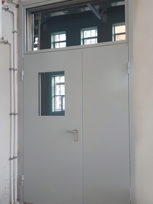 Двупольная дверь с остекленной фрамугой