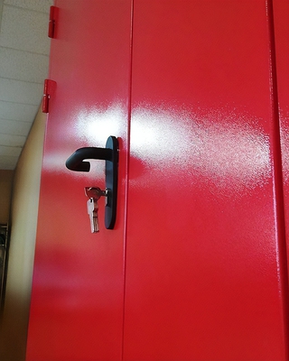 Двупольная красная дверь