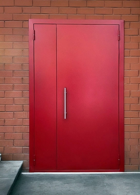 Красная полуторная дверь