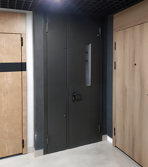 Нестандартная дверь с узким стеклом