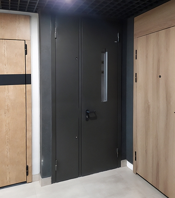 Нестандартная дверь с узким стеклом