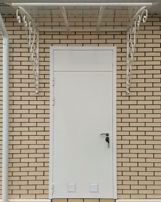 Нестандартная дверь с вентрешетками