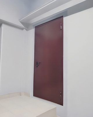 Однопольная дверь коричневого цвета