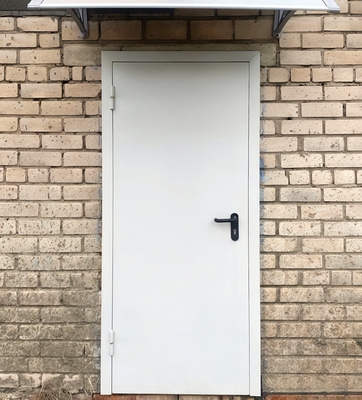 Одностворчатая дверь на уличном выходе