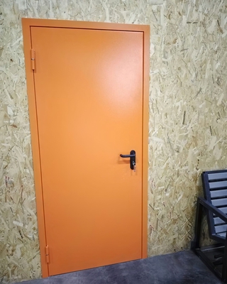 Огнестойкая дверь оранжевого цвета