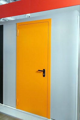 Оранжевая однопольная дверь