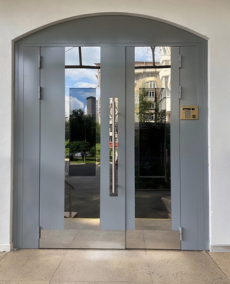 Остекленная подъездная дверь