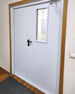 Остекленная полуторная дверь, фото изнутри
