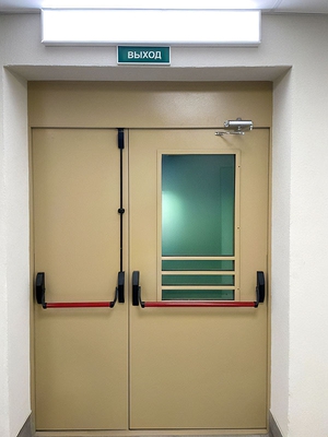 Полуторная дверь со стеклом, вид изнутри